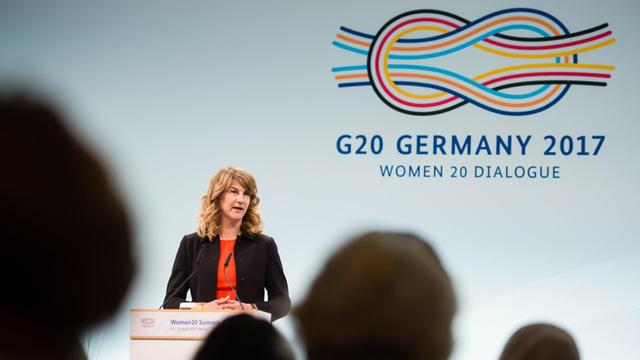 Die Präsidentin des Verbandes deutscher Unternehmerinnen, Stephanie Bschorr, spricht am 25.04.2017 in Berlin zur Eröffnung des Woman 20 Dialogue Gipfel zur Stärkung von Frauen.