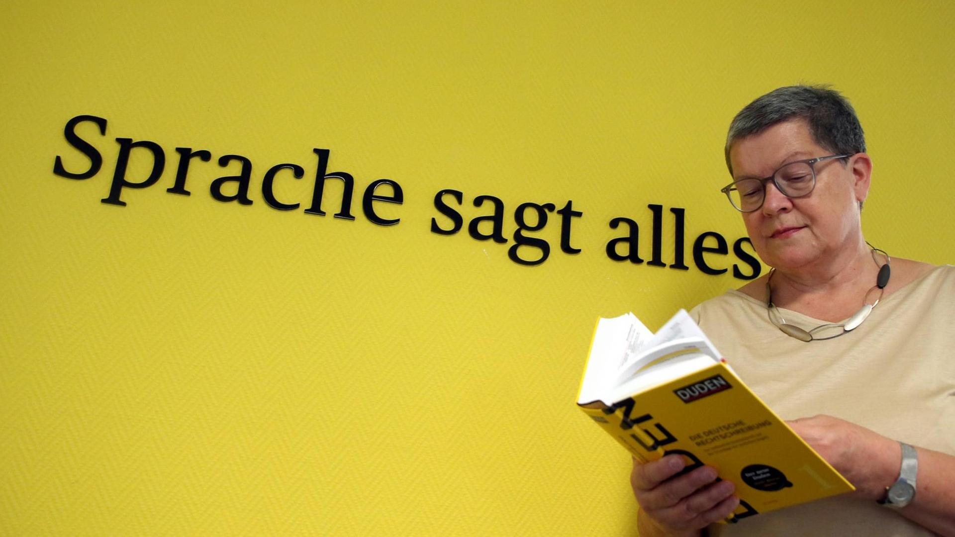 Kathrin Kunkel-Razum, Leiterin der Duden-Redaktion liest in der neuen Ausgabe des Werks. Kathrin Kunkel-Razum, Leiterin der Duden-Redaktion liest in der neuen Ausgabe des Werks.