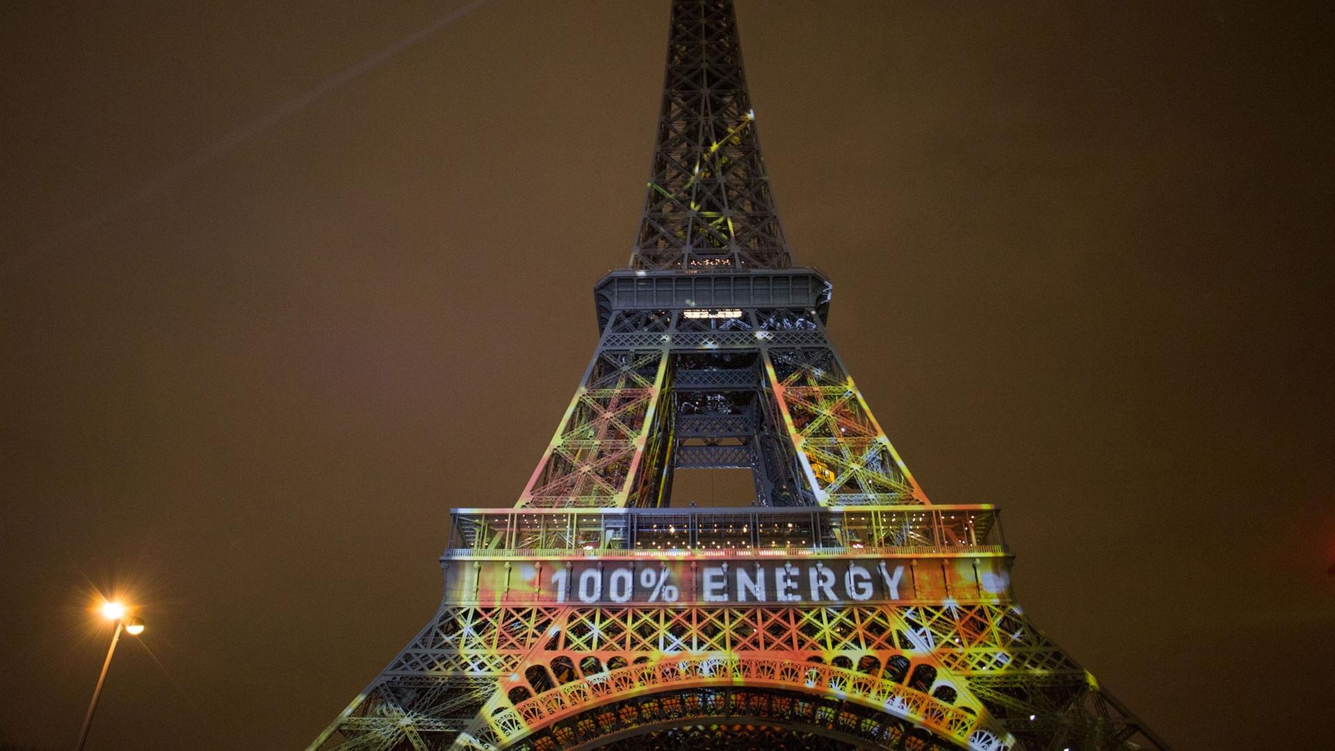 Auf den Eiffelturm in Paris werden mehrere Botschaften zum Weltklimavertrag projiziert. Auf den Eiffelturm in Paris werden mehrere Botschaften zum Weltklimavertrag projiziert.