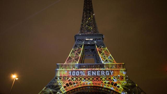 Auf den Eiffelturm in Paris werden mehrere Botschaften zum Weltklimavertrag projiziert.