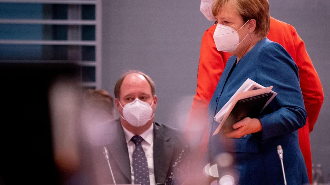 Bundeskanzlerin Angela Merkel und Helge Braun (beide CDU), Chef des Bundeskanzleramtes und Bundesminister für besondere Aufgaben, nehmen mit einer Mund-Nasenbedeckung an der Sitzung des Bundeskabinetts im Bundeskanzleramt teil. 