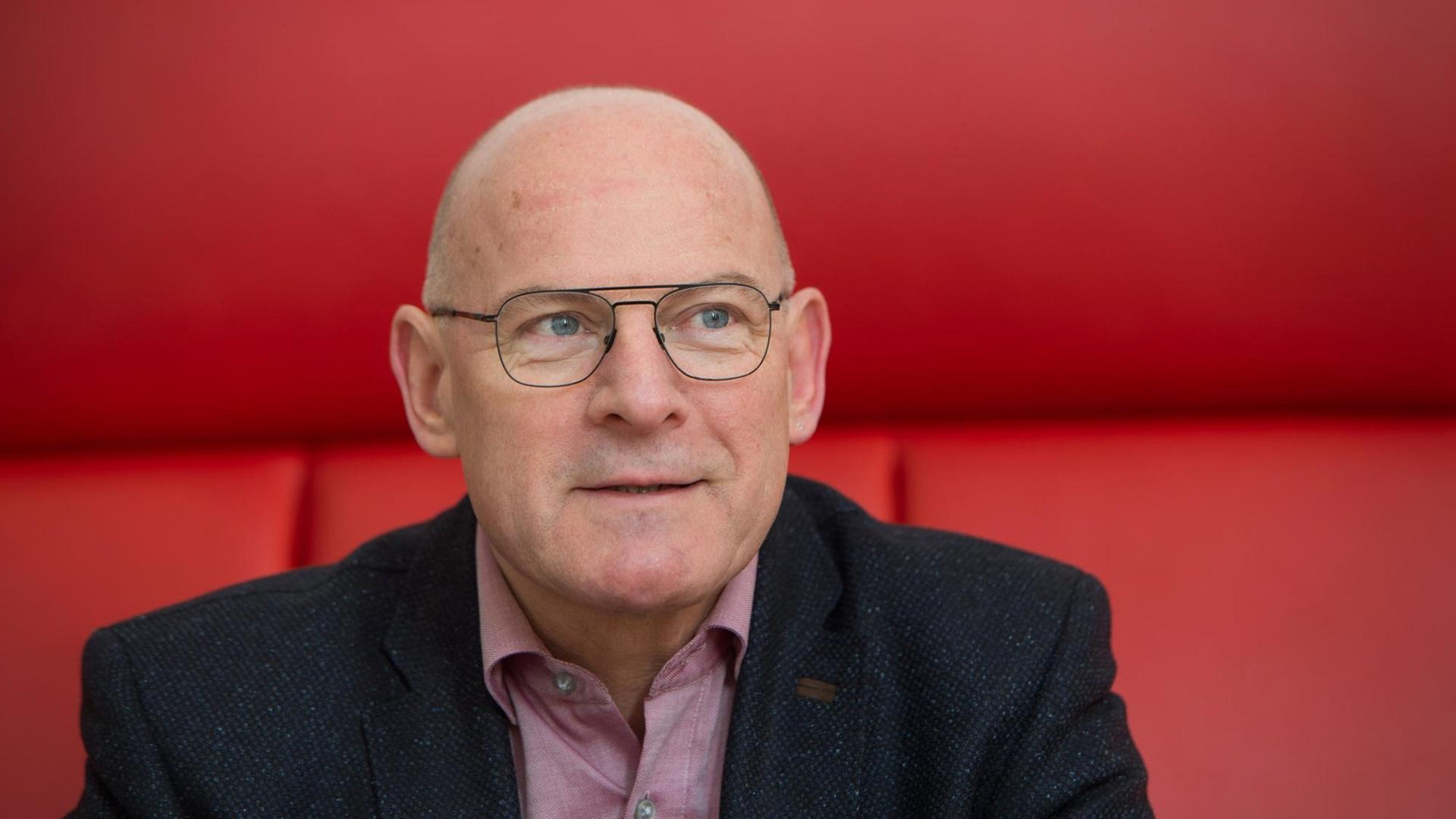 Der baden-württembergische Verkehrsminister Winfried Hermann (Bündnis 90/Die Grünen) gestikuliert am 29.12.2015 in Stuttgart (Baden-Württemberg) während eines Gesprächs mit der Deutschen Presse-Agentur (dpa). Der baden-württembergische Verkehrsminister Winfried Hermann (Bündnis 90/Die Grünen) gestikuliert am 29.12.2015 in Stuttgart (Baden-Württemberg) während eines Gesprächs mit der Deutschen Presse-Agentur (dpa).