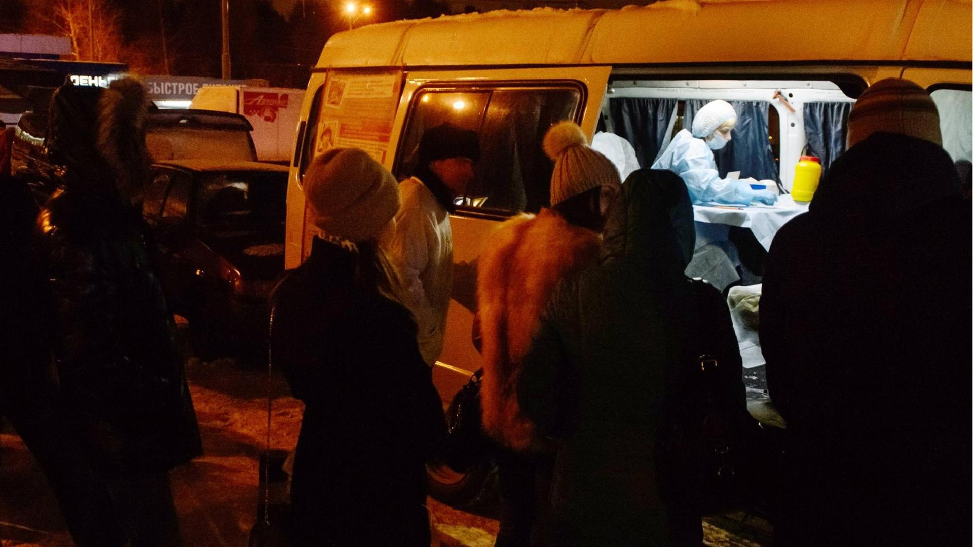 HIV-Testmobil im russischen Jekaterinburg. 2016 war dort nach offiziellen Angaben jeder 50. Einwohner HIV-positiv. HIV-Testmobil im russischen Jekaterinburg. 2016 war dort nach offiziellen Angaben jeder 50. Einwohner HIV-positiv.