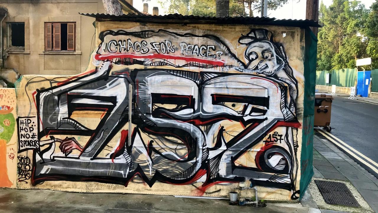 "Chaos for Peace?" – ein Graffiti in der Pufferzone von Nikosia.