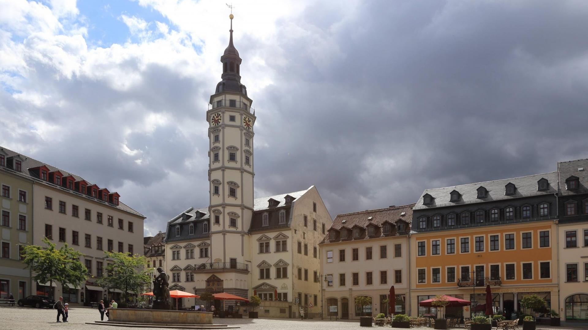 Der Marktplatz von gera mit dem Rathaus vor einem Himmel mimt dunkler Wolke