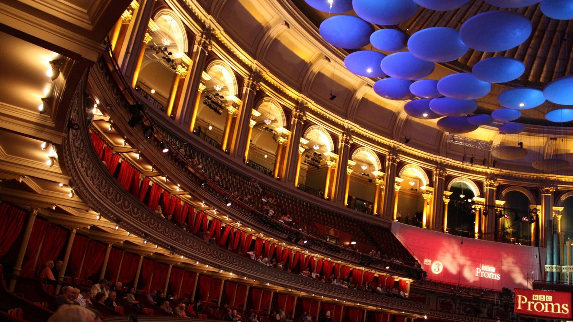 Die Royal Albert Hall in London füllt sich zu den Sommerkonzerten. Die sogenannten Proms werden im Fernsehen und Radio übertragen. Es gibt Platz für 6000 Zuhörer. Die Royal Albert Hall in London füllt sich zu den Sommerkonzerten. Die sogenannten Proms werden im Fernsehen und Radio übertragen. Es gibt Platz für 6000 Zuhörer.