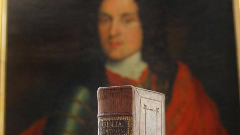 Cansteinbibel (1718) vor einem Porträt von Carl Hildebrand Freiherr von Canstein (1667-1719) Cansteinbibel (1718) vor einem Porträt von Carl Hildebrand Freiherr von Canstein (1667-1719)
