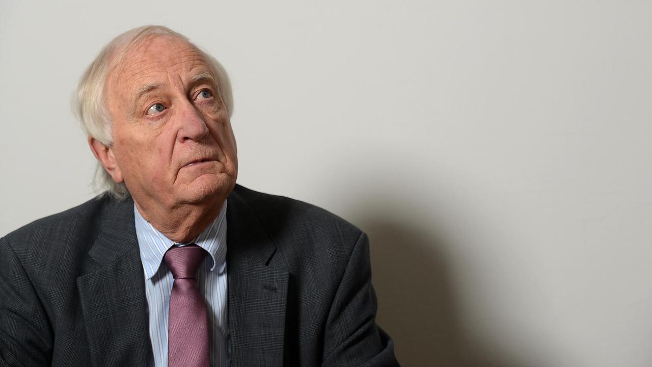Porträt von dem Historiker Heinrich August Winkler in seinem Büro in der Humboldt Universität in Berlin. Er blickt ernst nach oben. Porträt von dem Historiker Heinrich August Winkler in seinem Büro in der Humboldt Universität in Berlin. Er blickt ernst nach oben.