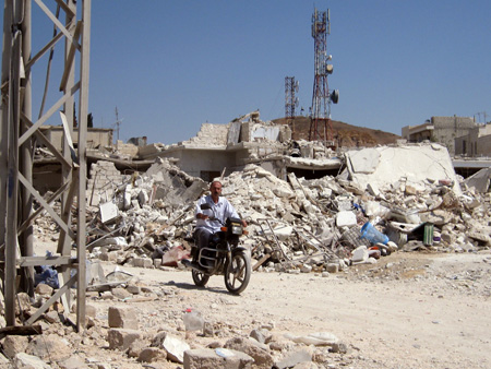 Die syrische Stadt Asas nach dem Abwurf zweier Fliegerbomben