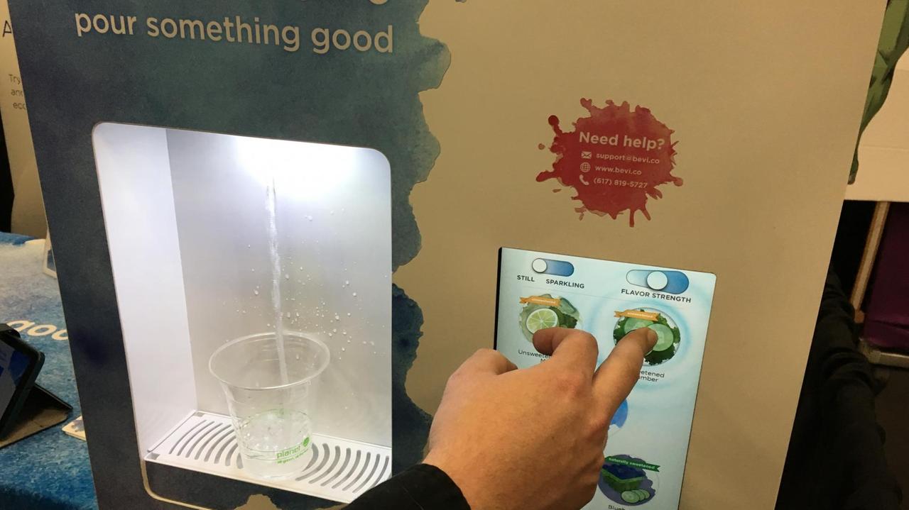 Aromatisiertes Wasser aus dem Automaten - gibt´s mit Kokosnuss, Gurke oder Limettengeschmack. Aromatisiertes Wasser aus dem Automaten - gibt´s mit Kokosnuss, Gurke oder Limettengeschmack.
