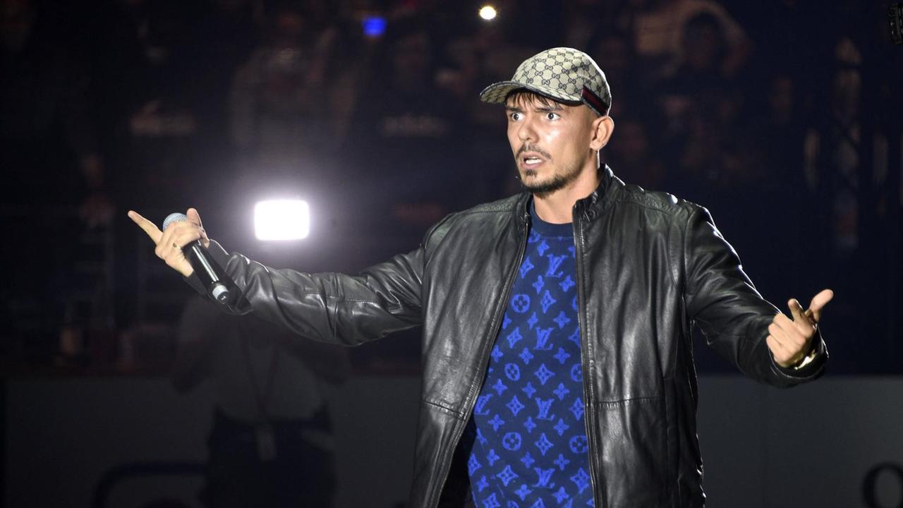 Capital Bra bei einem Auftritt 2019 in der Max-Schmeling-Halle in Berlin. Capital Bra bei einem Auftritt 2019 in der Max-Schmeling-Halle in Berlin.