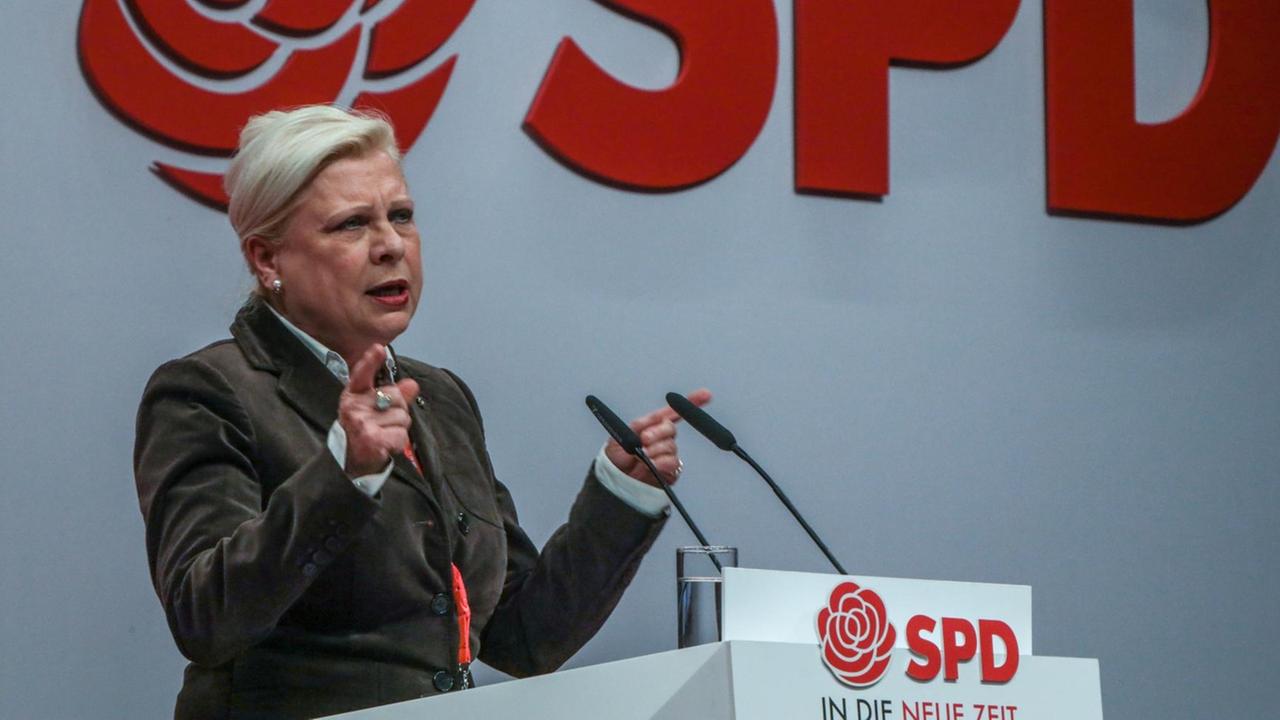 SPD-Bundestagsabgeordnete Hilde Mattheis spricht auf dem SPD-Bundesparteitag am 6.12.2019 in Berlin SPD-Bundestagsabgeordnete Hilde Mattheis spricht auf dem SPD-Bundesparteitag am 6.12.2019 in Berlin