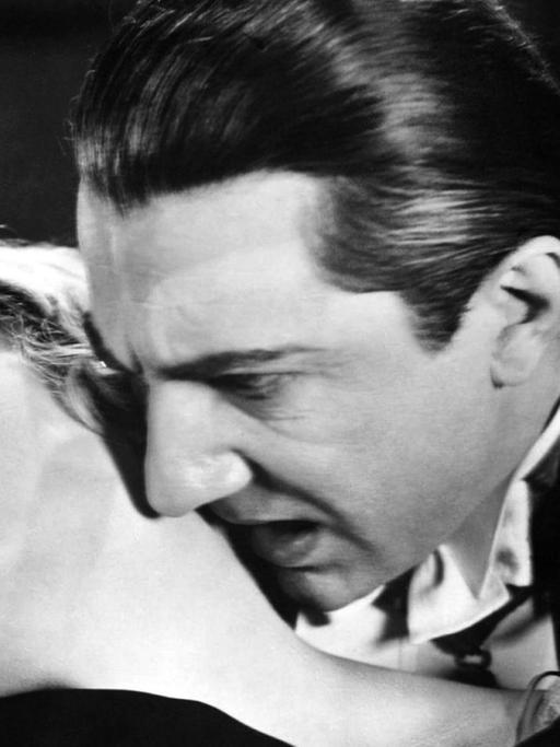 Szene aus der "Dracula"-Verfilmung aus dem Jahr 1931 mit dem Schauspieler Bela Lugosi in der bissigen Hauptrolle. Links: Die Schauspielerin Helen Chandler.