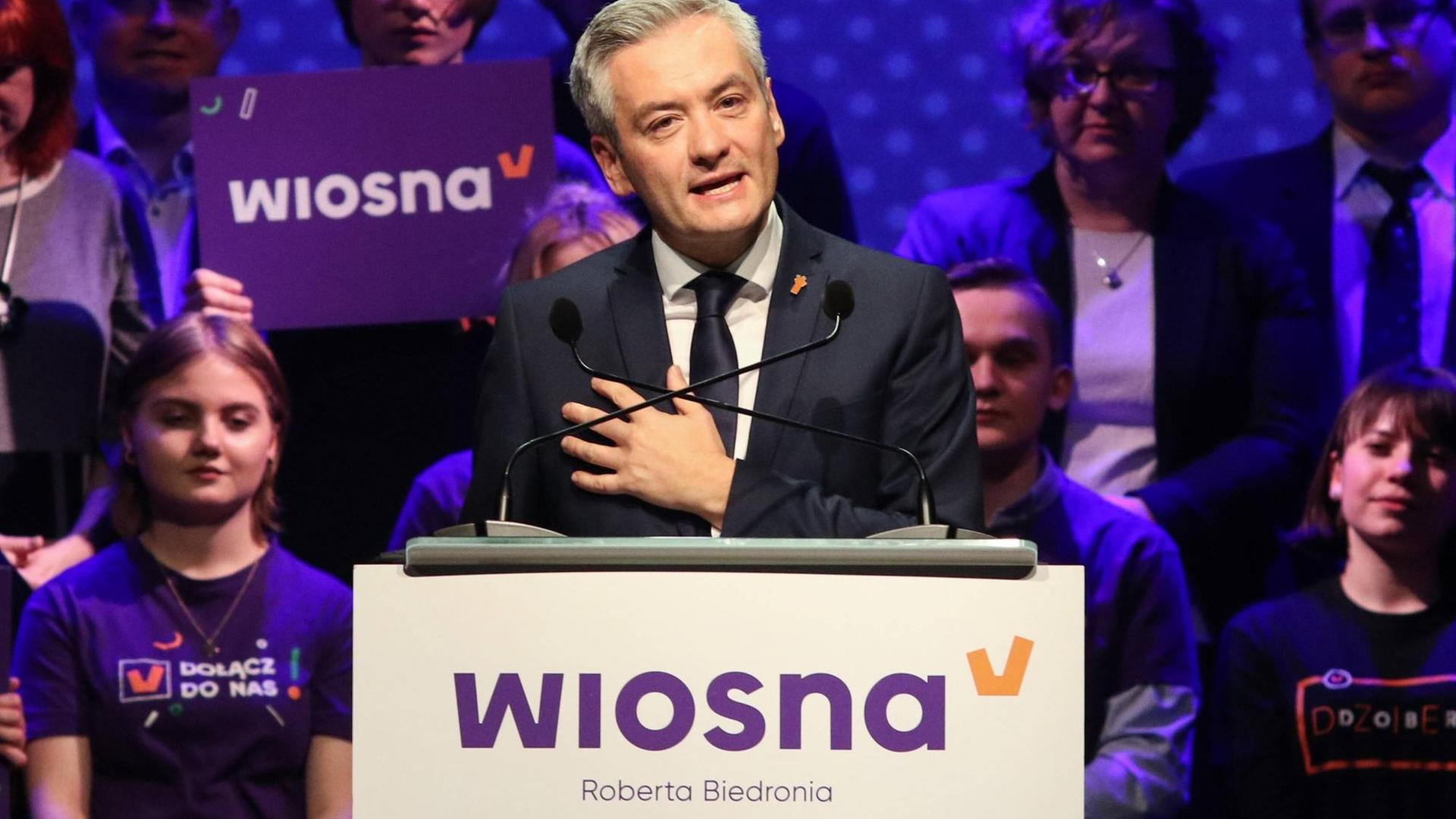 Atheist und offen homosexuell - der Vorsitzende der neu gegründeten Wiosna-Partei in Polen Robert Biedroń Atheist und offen homosexuell - der Vorsitzende der neu gegründeten Wiosna-Partei in Polen Robert Biedroń