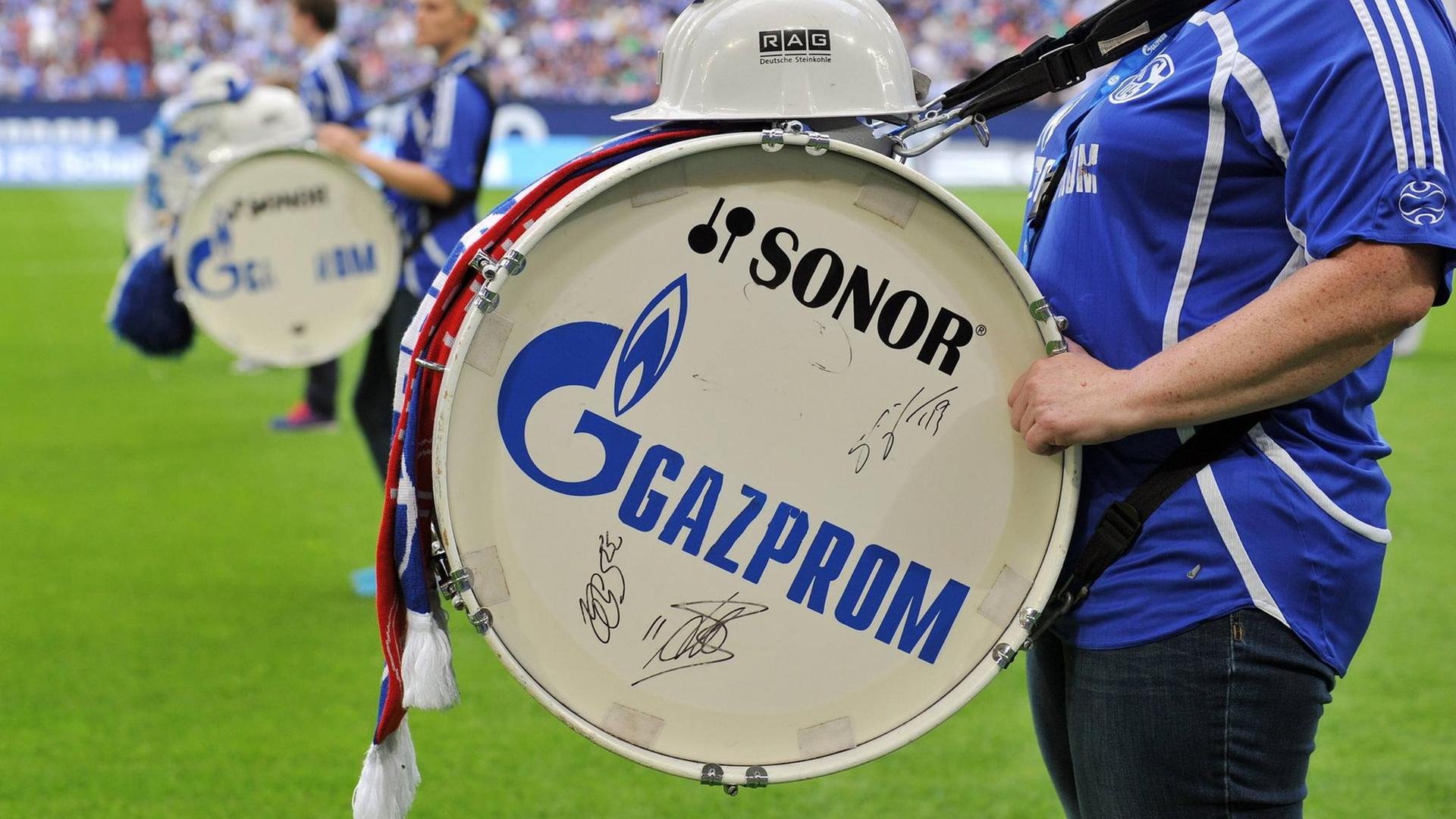 U19 FC Schalke 04 - ein weiblicher Schalke-Fan mit einer Trommel von Sonor, mit Werbung für Gazprom und die RAG, Frauen, Fans, Anhänger, Zuschauer, U19 FC Schalke 04 a female Schalke supporter with a Drum from Sonor with Advertising for Gazprom and The Rag Women supporters Trailers Spectators U19 FC Schalke 04 - ein weiblicher Schalke-Fan mit einer Trommel von Sonor, mit Werbung für Gazprom und die RAG, Frauen, Fans, Anhänger, Zuschauer, U19 FC Schalke 04 a female Schalke supporter with a Drum from Sonor with Advertising for Gazprom and The Rag Women supporters Trailers Spectators