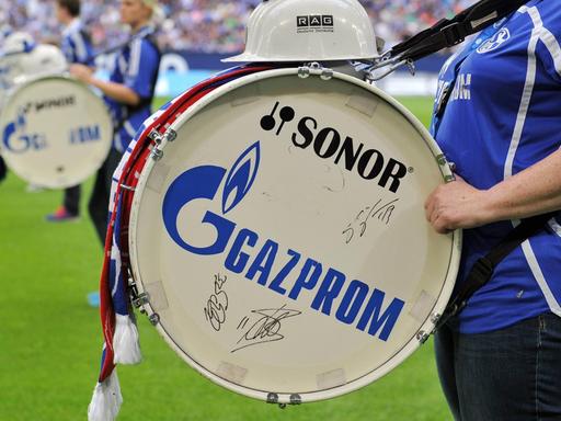 U19 FC Schalke 04 - ein weiblicher Schalke-Fan mit einer Trommel von Sonor, mit Werbung für Gazprom und die RAG, Frauen, Fans, Anhänger, Zuschauer, U19 FC Schalke 04 a female Schalke supporter with a Drum from Sonor with Advertising for Gazprom and The Rag Women supporters Trailers Spectators U19 FC Schalke 04 - ein weiblicher Schalke-Fan mit einer Trommel von Sonor, mit Werbung für Gazprom und die RAG, Frauen, Fans, Anhänger, Zuschauer, U19 FC Schalke 04 a female Schalke supporter with a Drum from Sonor with Advertising for Gazprom and The Rag Women supporters Trailers Spectators