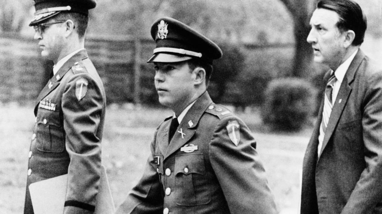 US-Offizier William Calley am 19. November 1970 (Mitte) bei seiner Ankunft vor dem Kriegsgericht wegen des Massaker von My Lai. Mit ihm sind Major Kenneth Raby (links) und Richard Kay von seinem Verteidigungsstab. 