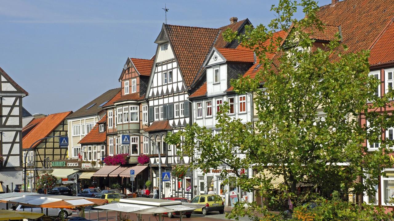 Blick auf den Marktplatz von Lüchow mit Fachwerkhäusern