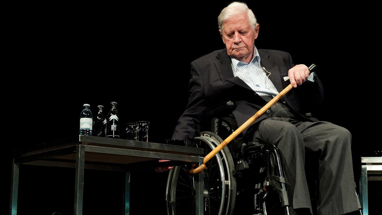 Altkanzler Helmut Schmidt (SPD) am 28.8.2012 im Münchner Volkstheater Altkanzler Helmut Schmidt (SPD) am 28.8.2012 im Münchner Volkstheater