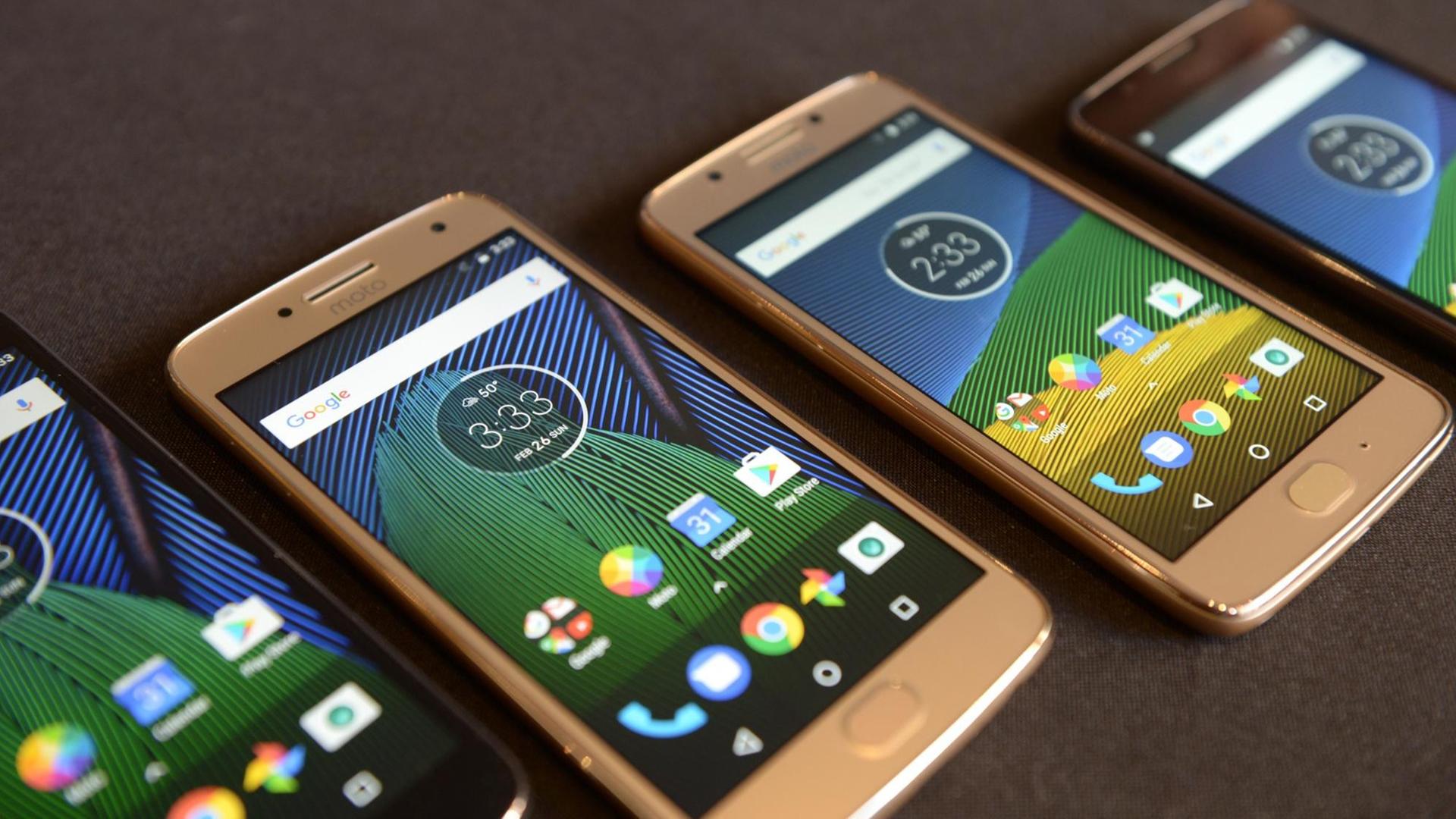 Die neue Version des Motorola-Smartphones Moto G, aufgenommen am Vortag des Mobile World Congress am 26. Februar 2017 in Barcelona. Foto: Andrej Sokolow//dpa | Verwendung weltweit Die neue Version des Motorola-Smartphones Moto G, aufgenommen am Vortag des Mobile World Congress am 26. Februar 2017 in Barcelona. Foto: Andrej Sokolow//dpa | Verwendung weltweit