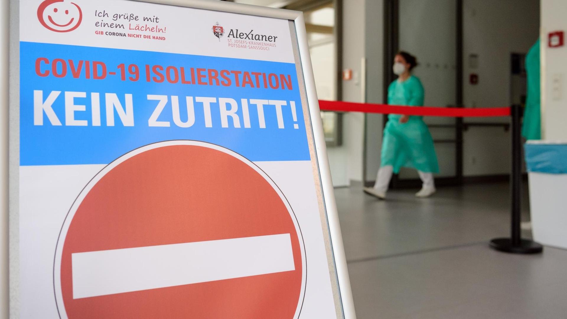 Eine Ärztin geht im St. Josefs-Krankenhaus Potsdam-Sanssouci über einen Flur der Station für an Corona erkrankte Patienten. Ein Schild verbietet den Zutritt zur Covid-19 Isolierstation Eine Ärztin geht im St. Josefs-Krankenhaus Potsdam-Sanssouci über einen Flur der Station für an Corona erkrankte Patienten. Ein Schild verbietet den Zutritt zur Covid-19 Isolierstation