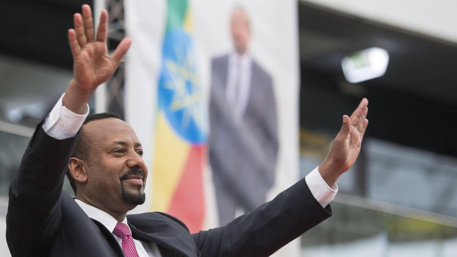 Äthiopiens Präsident Abiy Ahmed reckt die Arme in die Luft. Äthiopiens Präsident Abiy Ahmed reckt die Arme in die Luft.