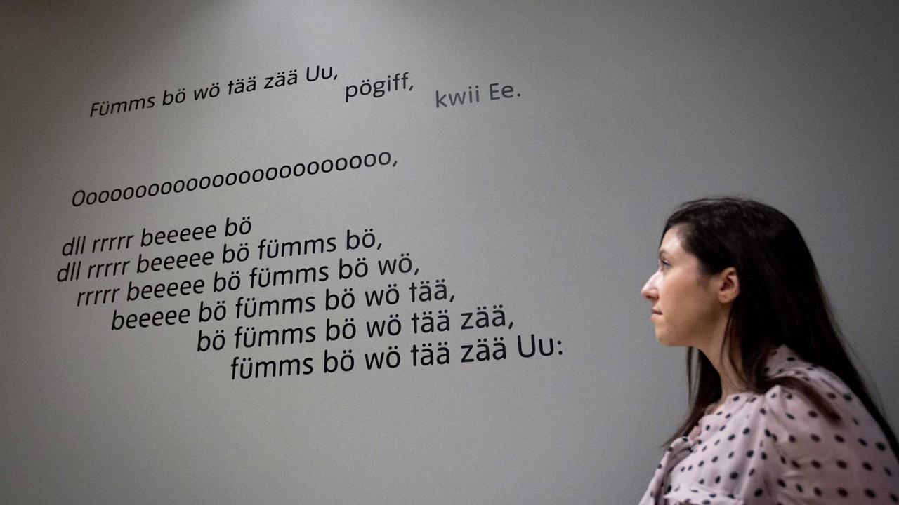 Ein Auszug aus der "Ursonate" von Kurt Schwitters war in einer 2013 gezeigten Ausstellung in der Tate Britain in London zu sehen. Ein Auszug aus der "Ursonate" von Kurt Schwitters war in einer 2013 gezeigten Ausstellung in der Tate Britain in London zu sehen.