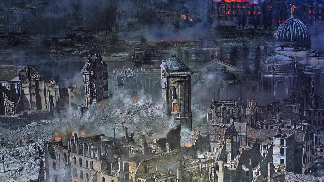 Ein Teil des vom Künstler Yadegar Asisi geschaffenen 360 Grad Panoramabild von der zerstörten Innenstadt Dresdens nach den Bombenangriffen am 13. und 14. Februar 1945 im Panometer in der Landeshauptstadt Dresden. In der Bildmitte die Ruine der Frauenkirche. Ein Teil des vom Künstler Yadegar Asisi geschaffenen 360 Grad Panoramabild von der zerstörten Innenstadt Dresdens nach den Bombenangriffen am 13. und 14. Februar 1945 im Panometer in der Landeshauptstadt Dresden. In der Bildmitte die Ruine der Frauenkirche.