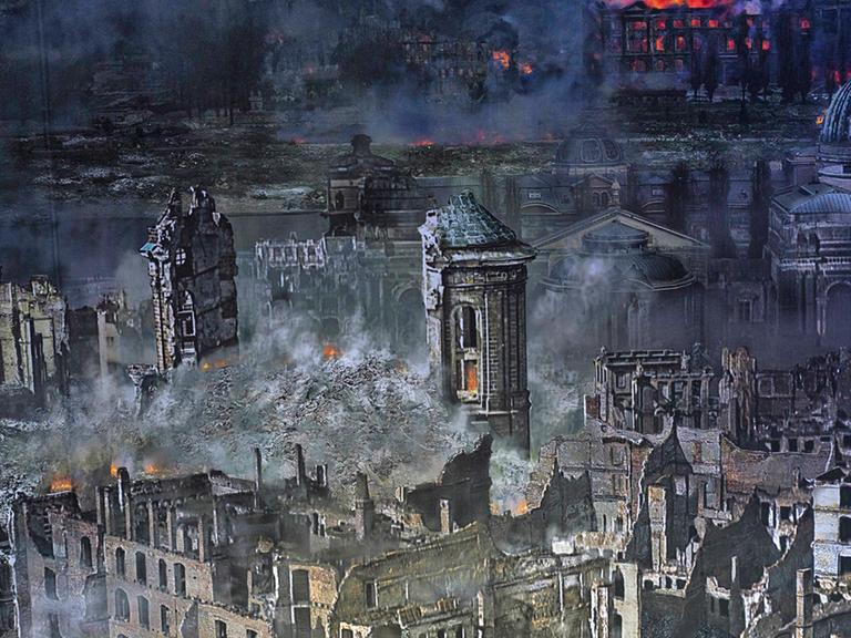 Ein Teil des vom Künstler Yadegar Asisi geschaffenen 360 Grad Panoramabild von der zerstörten Innenstadt Dresdens nach den Bombenangriffen am 13. und 14. Februar 1945 im Panometer in der Landeshauptstadt Dresden. In der Bildmitte die Ruine der Frauenkirche.