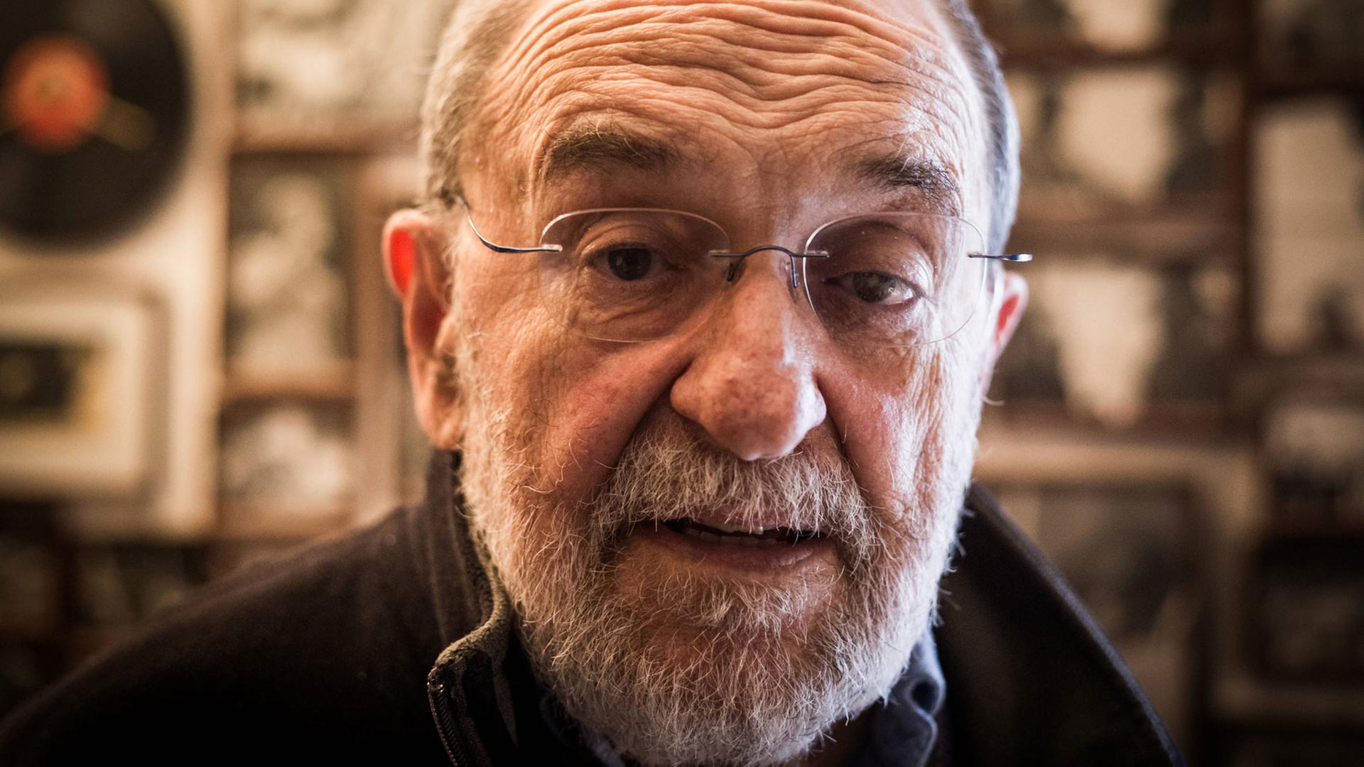 Der Radiomoderator José Duarte - er produziert seine Radioshow "5 minutos" seit 50 Jahren.