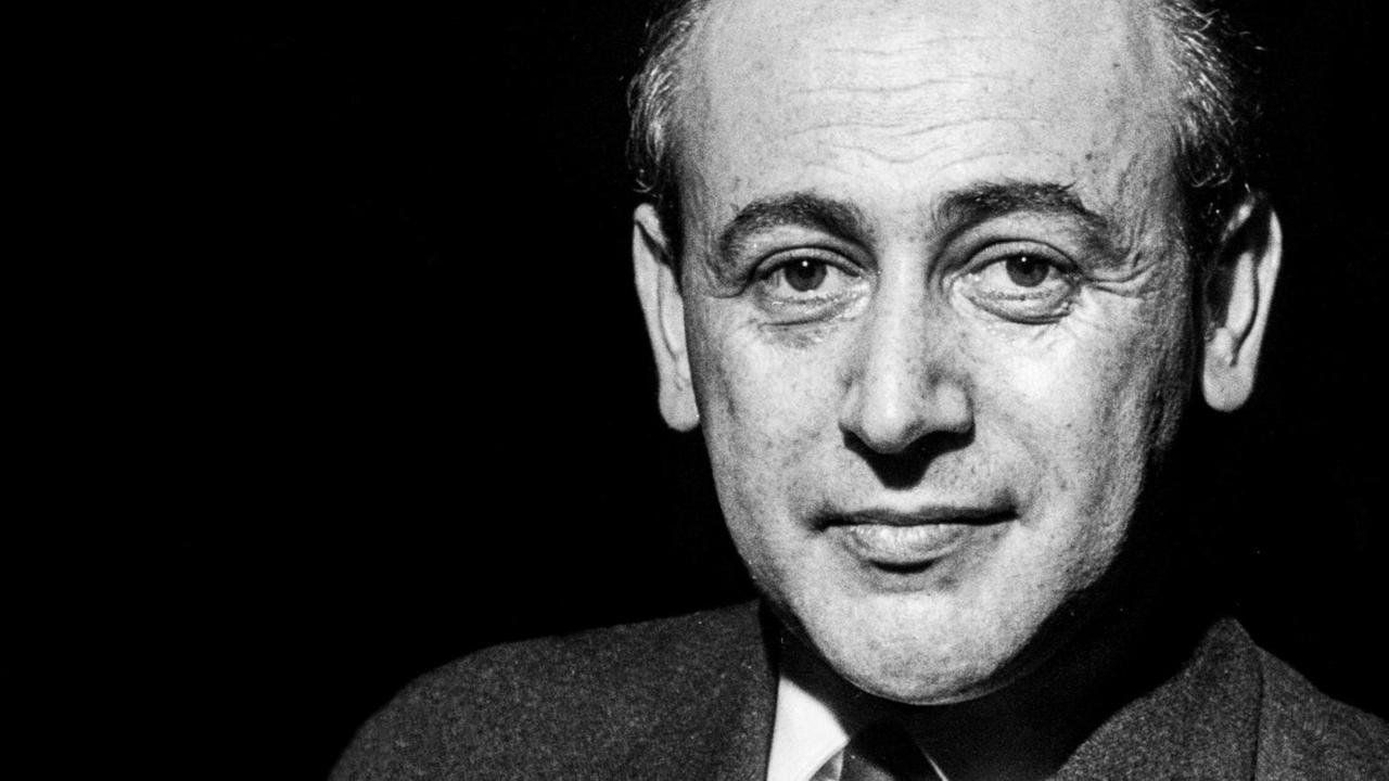 Das undatierte s/w-Porträt aus den 1960er Jahren zeigt den Lyriker Paul Celan (1920-1970). Der deutschsprachige Künstler aus Rumänien wurde bekannt durch die 1952 erschienene Gedichtesammlung "Mohn und Gedächtnis". Das undatierte s/w-Porträt aus den 1960er Jahren zeigt den Lyriker Paul Celan (1920-1970). Der deutschsprachige Künstler aus Rumänien wurde bekannt durch die 1952 erschienene Gedichtesammlung "Mohn und Gedächtnis".
