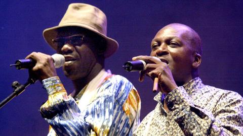 Die senegalesische Band Touré Kunda bei einem Auftritt beim Festival "Jazz à Montauban" am 7.Juli 2004