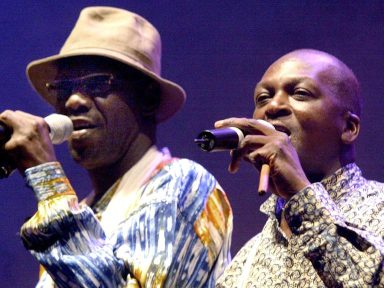 Die senegalesische Band Touré Kunda bei einem Auftritt beim Festival "Jazz à Montauban" am 7.Juli 2004