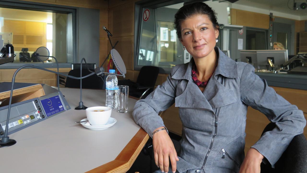 Die Linken-Politikerin Sahra Wagenknecht im Studio von Deutschlandradio Kultur. Die Linken-Politikerin Sahra Wagenknecht im Studio von Deutschlandradio Kultur.