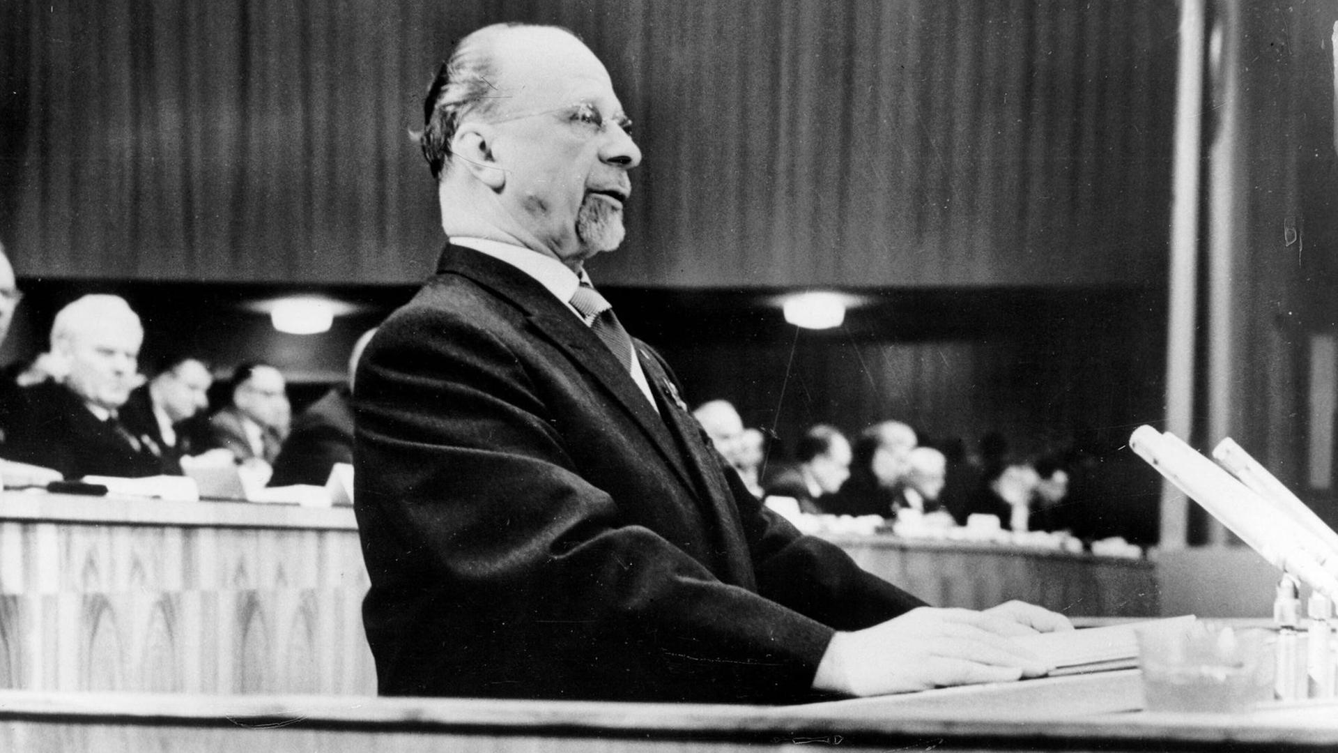 Walter Ulbricht in Berlin beim 6. Parteitag der SED am 21.1.1963, damals erster Sekretär des ZK. Walter Ulbricht in Berlin beim 6. Parteitag der SED am 21.1.1963, damals erster Sekretär des ZK.