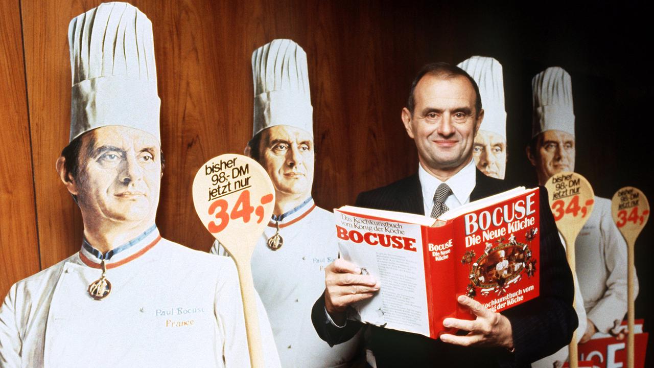 Der französische Meisterkoch Paul Bocuse bei der Vorstellung seines Buches "Die Neue Küche" 1979.