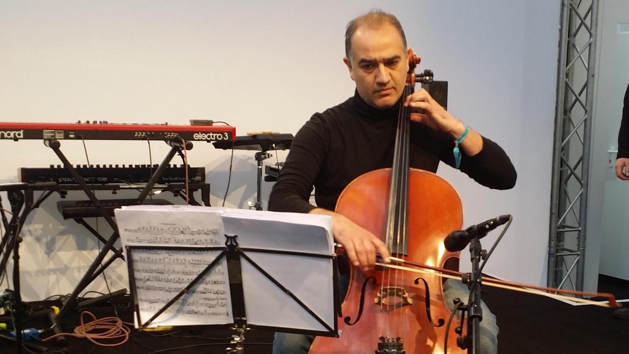 Der syrische Cellist Athil Hamdan Der syrische Cellist Athil Hamdan