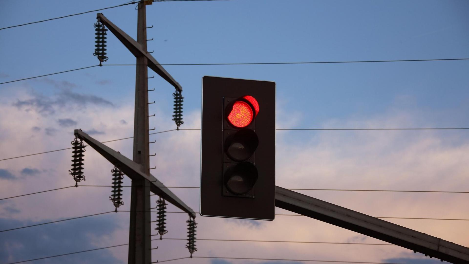 Hochspannungsmast mit roter Ampel Hochspannungsmast mit roter Ampel