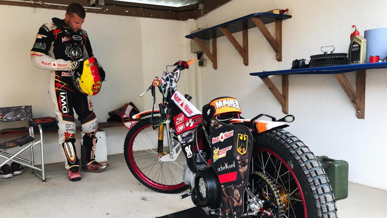 In der Garage wird das Motorrad fertig gemacht.