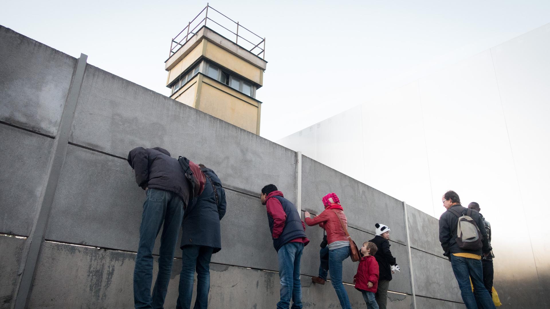 Passanten stehen an der Mauergedenkstätte in Berlin. Passanten stehen an der Mauergedenkstätte in Berlin.
