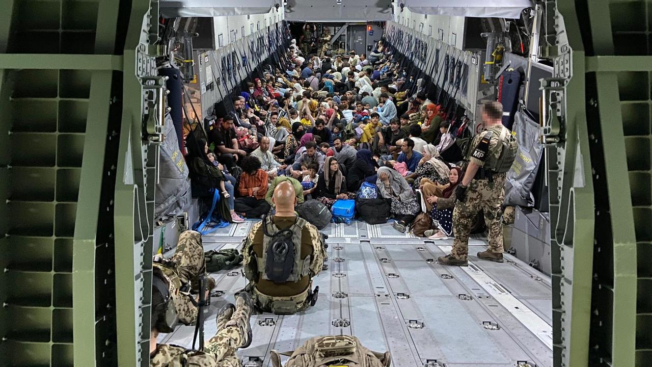 Menschen sitzen in einem Airbus A400M der Bundeswehr. Menschen sitzen in einem Airbus A400M der Bundeswehr.