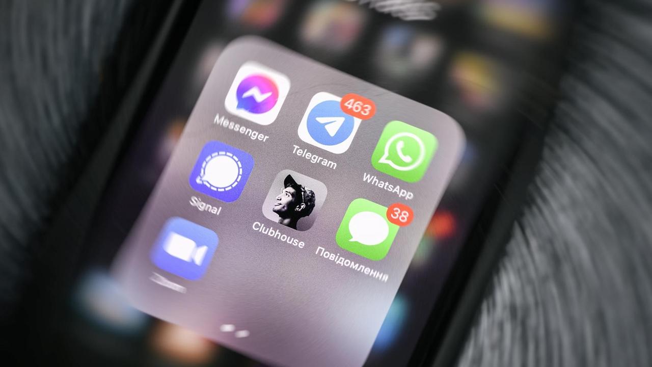 Ein Smartphone-Display mit den Symbolen verschiedener Apps Ein Smartphone-Display mit den Symbolen verschiedener Apps