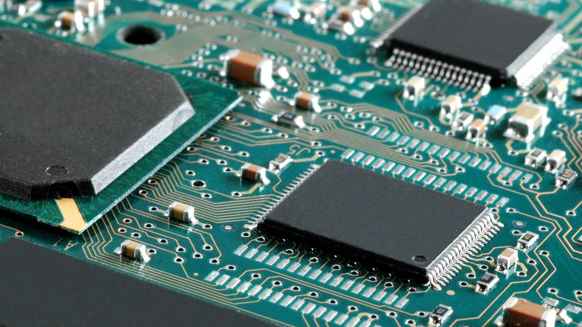 Nahaufnahme eines Mikrochips. Nahaufnahme eines Mikrochips.