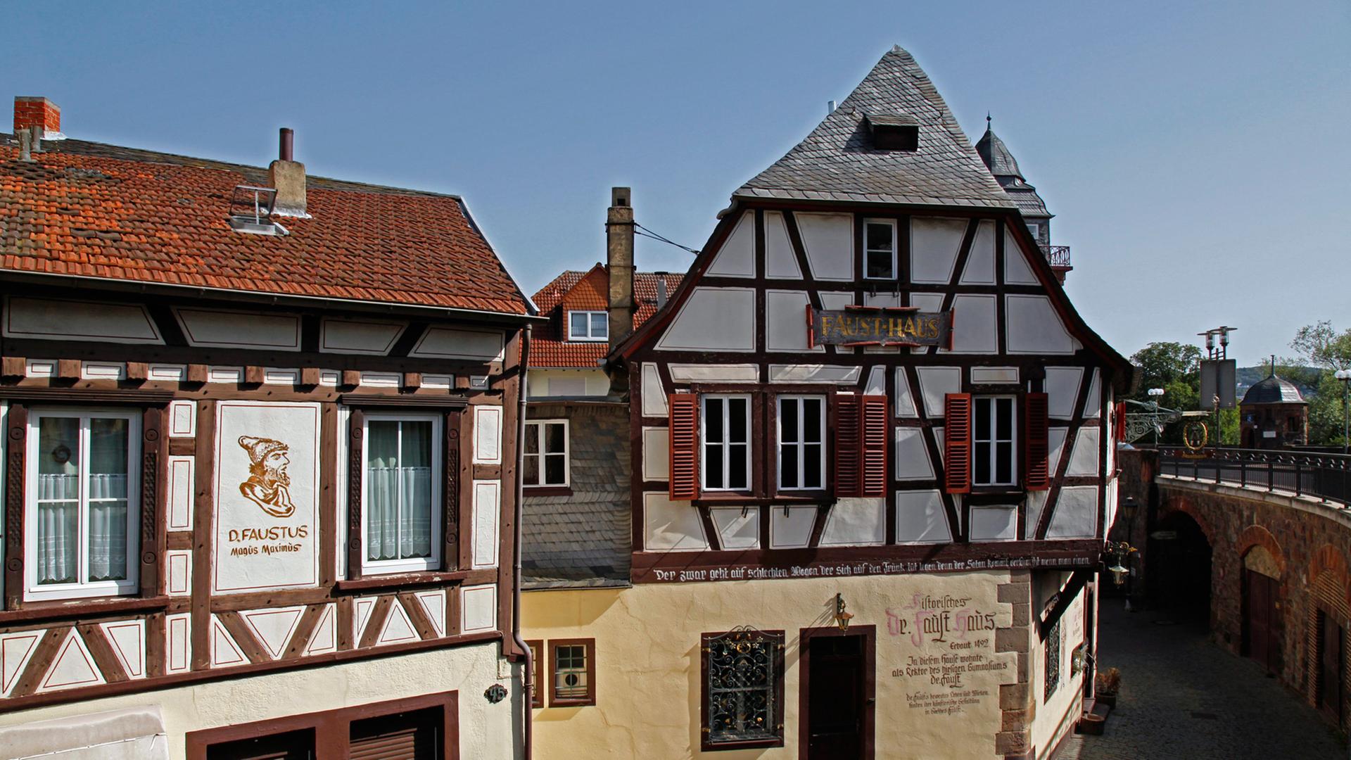 Das Dr.-Faust-Haus in Bad Kreuznach, erbaut im Jahr 1507: Es war die Heimat von Johann Georg Faust, dem Alchimisten, auf dem das Faust-Märchen beruhen soll. Das Dr.-Faust-Haus in Bad Kreuznach, erbaut im Jahr 1507: Es war die Heimat von Johann Georg Faust, dem Alchimisten, auf dem das Faust-Märchen beruhen soll.