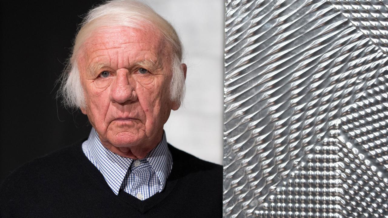 Der Künstler Heinz Mack kontrolliert am 12.03.2015 im Gropius-Bau in Berlin die Stelen seiner Installation. Heinz Mack hatte im Jahr 1957 in Düsseldorf gemeinsam mit dem Künstler Piene die ZERO-Bewegung gegründet, die sich als Neuanfang in der Kunst versteht. Im Gropius-Bau werden vom 21.03. bis 08.06.2015 auf 300 Quadratmetern rund 200 Werke von mehr als 40 Künstlern der ZERO-Bewegung ausgestellt. Der Künstler Heinz Mack kontrolliert am 12.03.2015 im Gropius-Bau in Berlin die Stelen seiner Installation. Heinz Mack hatte im Jahr 1957 in Düsseldorf gemeinsam mit dem Künstler Piene die ZERO-Bewegung gegründet, die sich als Neuanfang in der Kunst versteht. Im Gropius-Bau werden vom 21.03. bis 08.06.2015 auf 300 Quadratmetern rund 200 Werke von mehr als 40 Künstlern der ZERO-Bewegung ausgestellt.