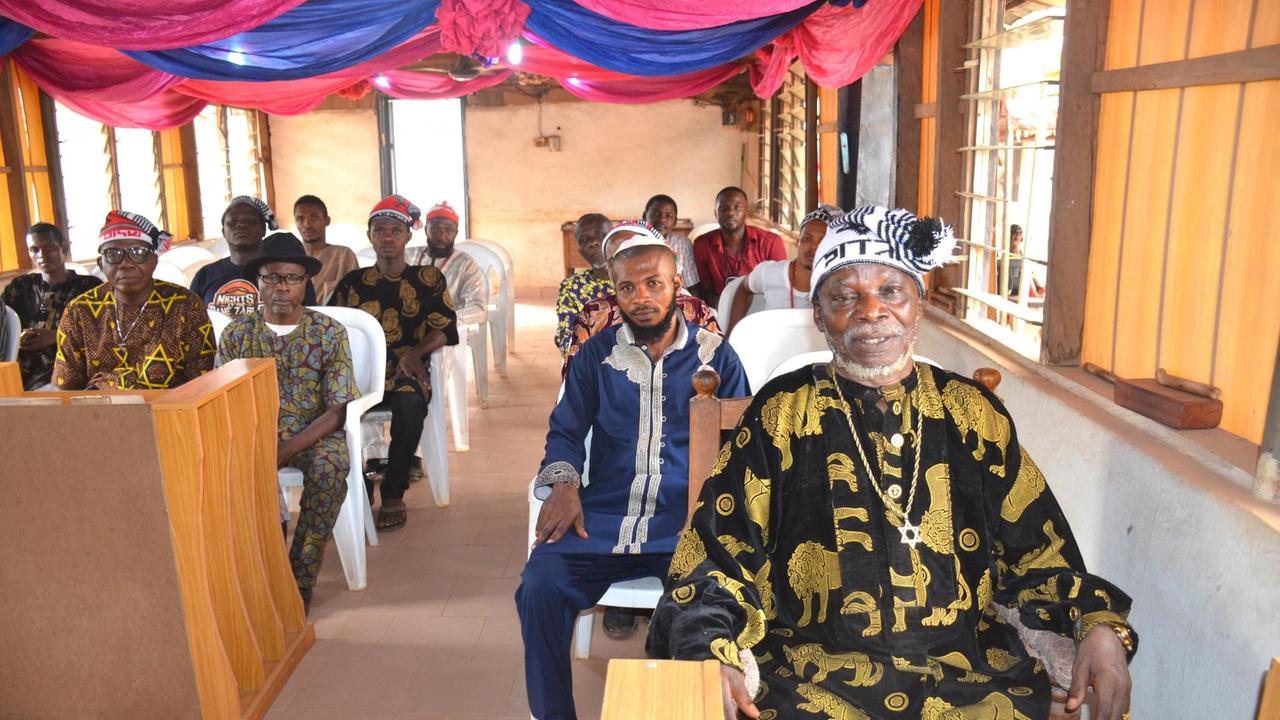 Die jüdische Gemeinde in der Synagoge von Owerri im Südosten Nigerias Die jüdische Gemeinde in der Synagoge von Owerri im Südosten Nigerias