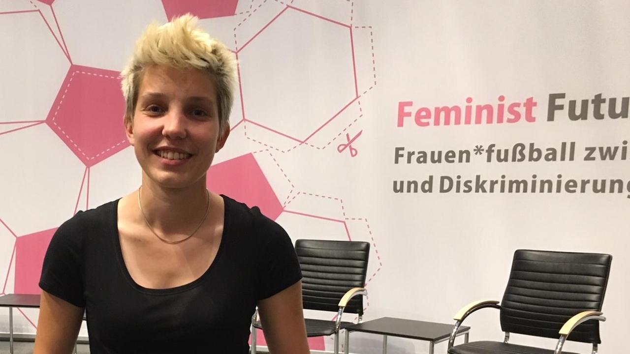 Die Kulturwissenschaftlerin Esther Franke beschäftigt sich mit Feminismus im Fußball. Die Kulturwissenschaftlerin Esther Franke beschäftigt sich mit Feminismus im Fußball.