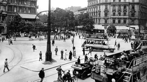 Reges Treiben auf dem Potsdamer Platz in der deutschen Hauptstadt Berlin im Jahre 1924.