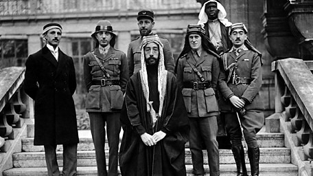 Die Delegation des Hedjaz auf der Pariser Friedenskonferenz 1919, vorne zu sehen Prinz Faisal, dahinter rechts T.E. Lawrence.