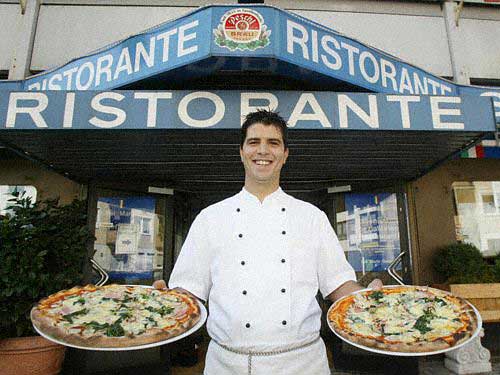 Die italienischen Gastarbeiter haben die Pizza nach Deutschland gebracht. Die ist inzwischen normal und allgegenwärtig.